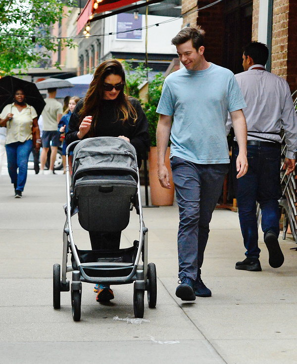 Olivia Munn, John Mulaney so synom Malcolmom