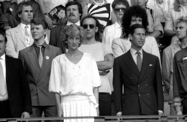 13/07/1985 Live Aid, Wembley Arena: Diana a princ Charles, David Bowie v pozadi