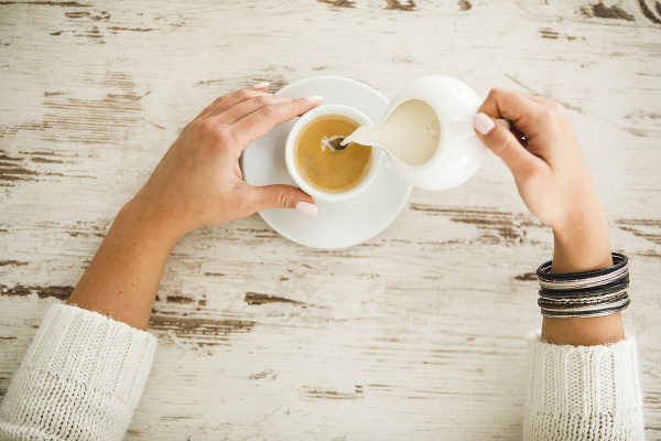 Nadmerné pitie kávy môže poškodiť sliznicu hrubého čreva.
