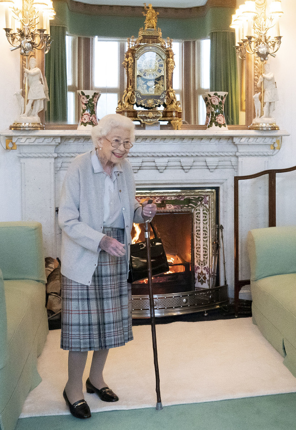 Kráľovná Alžbeta II. zomrela vo veku 96 rokov v kruhu svojej rodiny.