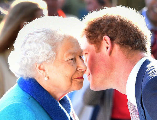 Kráľovná Alžbeta II mala so svojím vnukom princom Harrym nádherný vzťah.