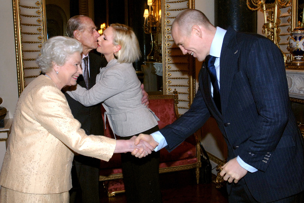 Mike Tindall pri stretnutí s kráľovnou Alžbetou II. V pozadí princ Filip s vnučkou Zarou.