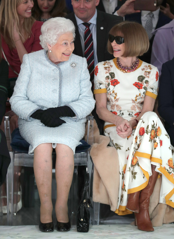Kráľovná Alžbeta II. s Annou Wintour
