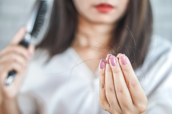 Príliš veľa dobrých vecí môže vaše vlasy paradoxne poškodiť.
