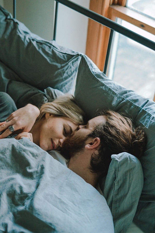 Sex pred spaním vedie k pokojnejšiemu zaspávaniu a noci. 