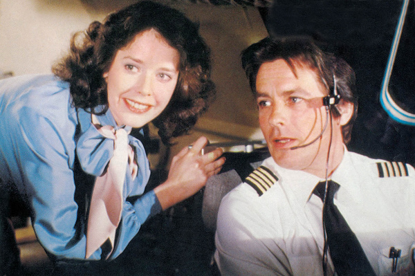 Sylvia Kristel a Alain Delon v filme Airport 80 Concorde (1979)