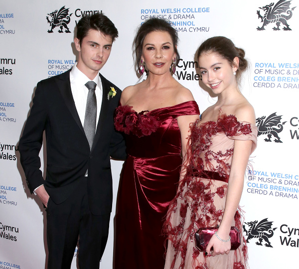 Dylan, mama Catherine a sestra Carys