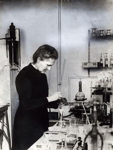 Marie Curie vo svojom laboratóriu.