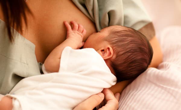 Dojčenie je vo všeobecnosti spojené so zlepšeným duševným zdravím matky.