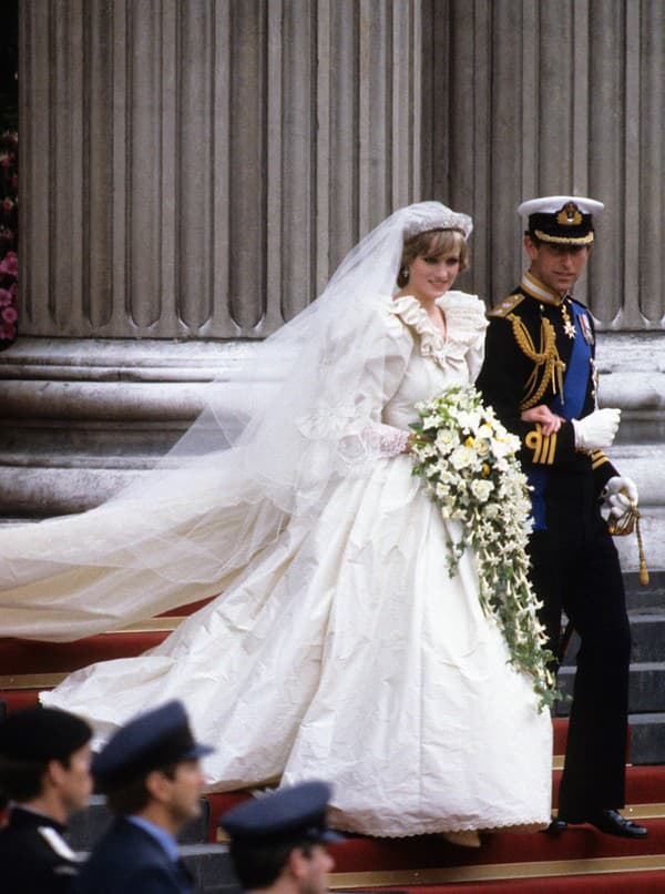 Dianina svadobná vlečka bola najdlhšia, aká kedy bola na kráľovskej svadbe použitá. 