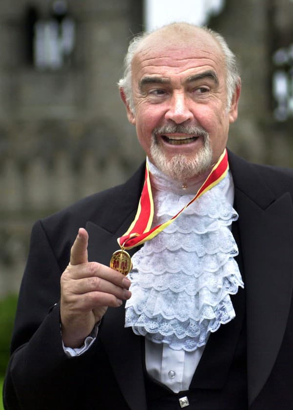 Britská kráľovná ho pasovala za rytiera v paláci Holyrood v roku 2000. 