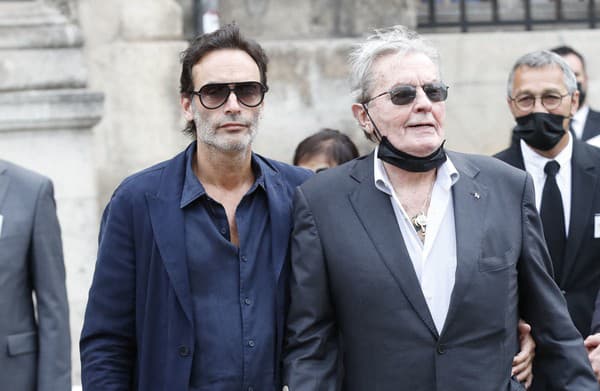 Alain Delon so svojím synom Anthonym na pohrebe Bébela.