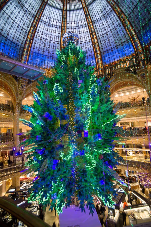 Veľký vianočný stromček v parížskom obchodnom dome Galeries Lafayette Haussmann.