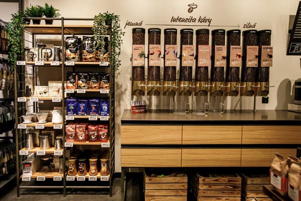 Kávový bar z prírodných materiálov pripomína, že udržateľnosť je pre Tchibo zásadná.