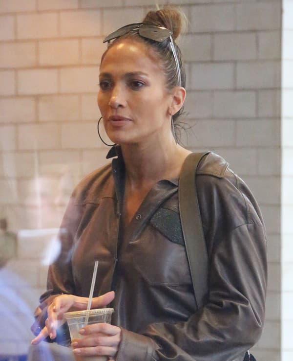 Jennifer Lopez neustále flirtuje s módou medzi 70., 80. a 90. rokmi 20. storočia.