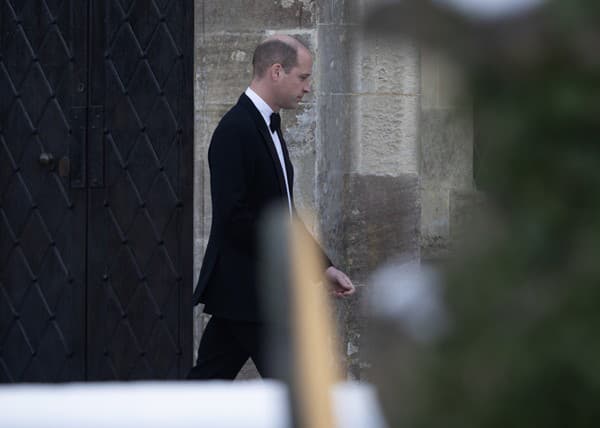 Princ William sa nenápadne pridal k ostatným pozvaným hosťom.