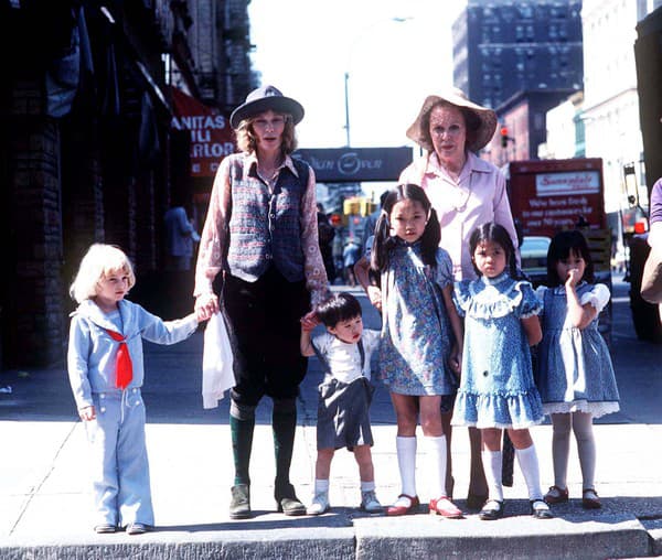 Mia Farrow s mamou a niekoľkými deťmi (1976).