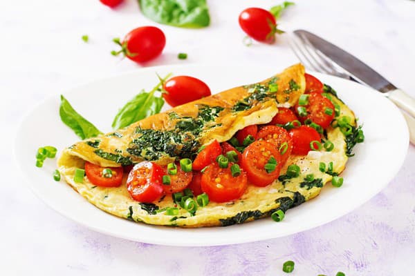 Ozdobte hotovú omeletu bylinkami či cherry paradajkami.