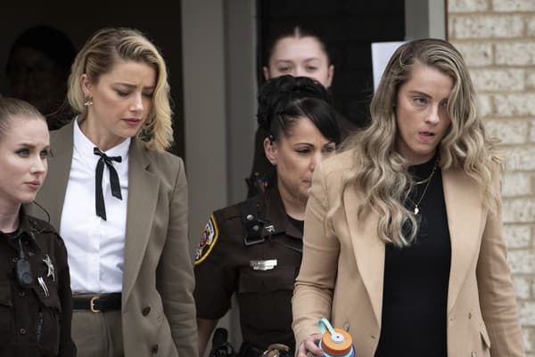 Amber Heard so svojou sestrou na súde vo Virginii.