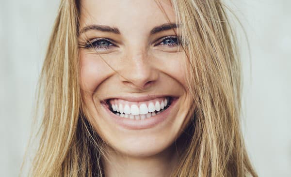 Zafarbenie zubov sa dá odstrániť aj bez chemikálií. 