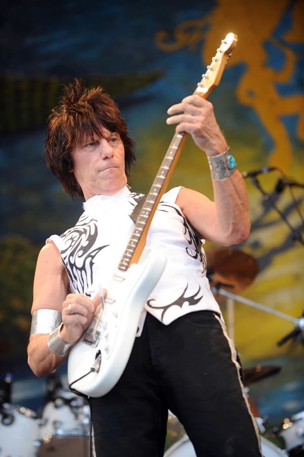 Zomrel legendárny gitarista Jeff Beck.