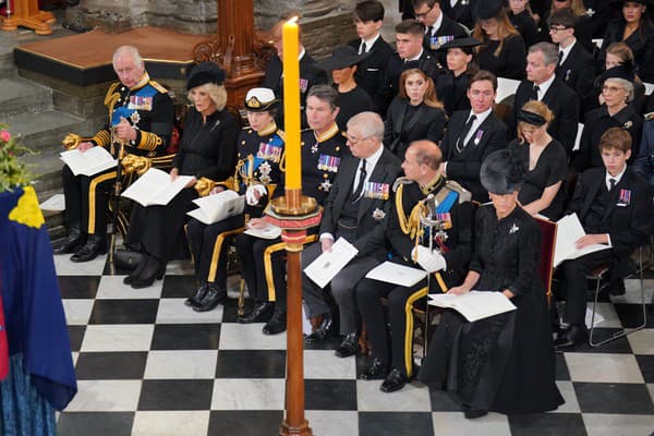 Arthur počas pohrebu kráľovnej Alžbety II. Sedí v treťom rade druhý zľava (za Meghan).