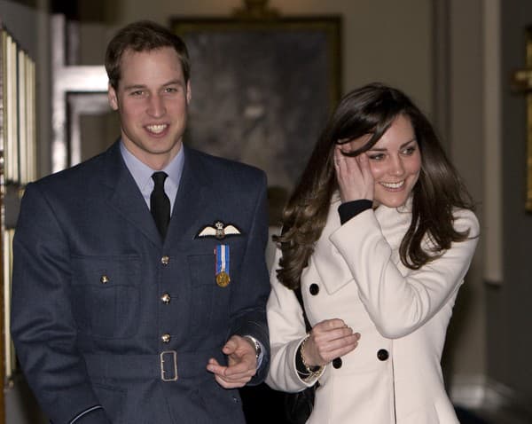 Kate s Williamom pri jeho ukončení leteckého výcviku pre RAF (2008).