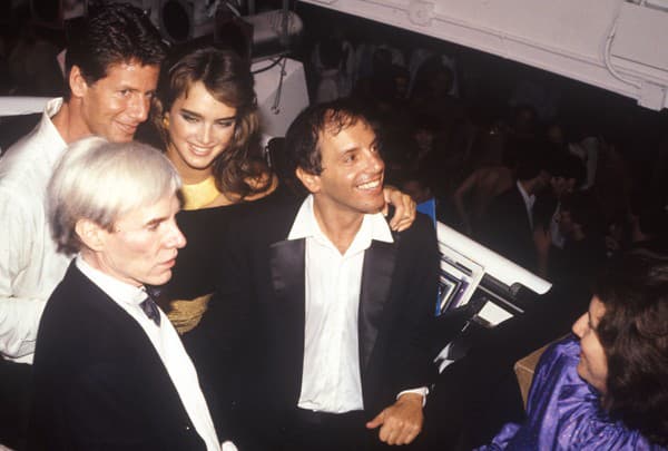 Brooke Shields, Andy Warhol, Steve Rubell a Calvin Klein. 