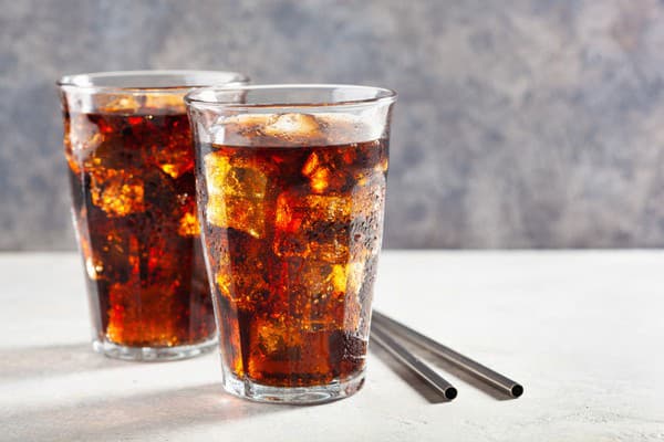 Ľudia holdujúci nápojom s nulovým obsahom cukru, prijímajú do tela viac kalórií, ako by prijímali inak.