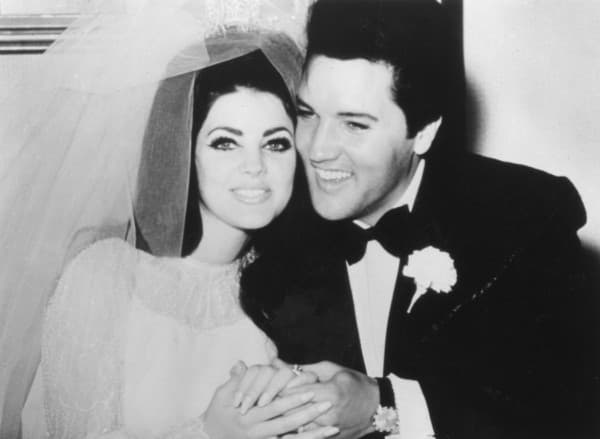 Priscilla a Elvis počas svadobného obradu.