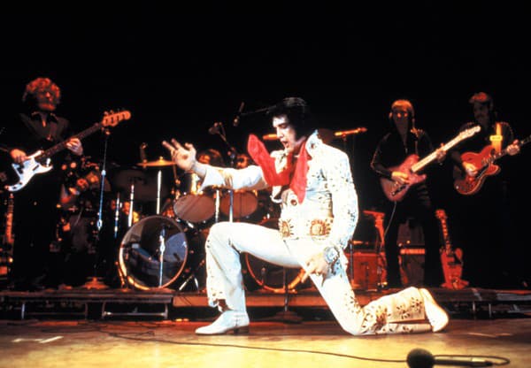 Elvis Presley počas vystúpenia v roku 1970 