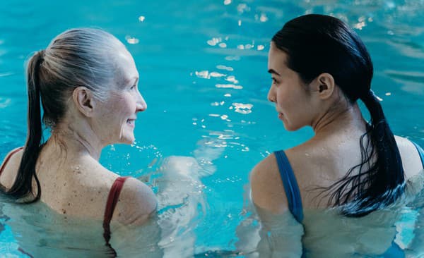 Aquafitness posilní svaly a kĺby, a zvyšuje celkovú vytrvalosť tela.