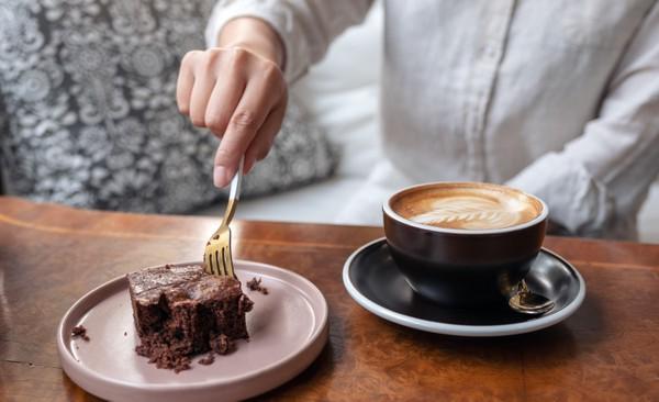 Čokoládová torta na raňajky vám môže pomôcť schudnúť.