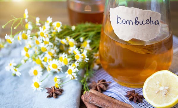 Kombucha sa užíva vo forme nápoja, ale dá sa využiť aj pri pleťových maskách, polievkach alebo kúpeľoch.