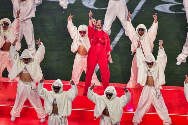 Rihanna počas Super Bowl (2023)