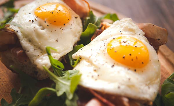 Vajcia sú dobrým zdrojom bielkovín, vitamínov B2 a B12, ako aj selénu.