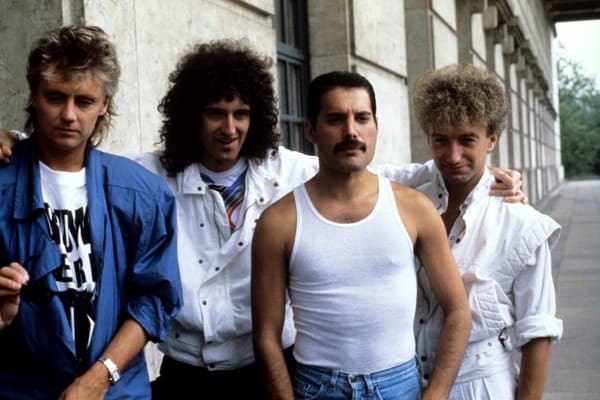 Zľava: Roger Tylor, Brian May, Freddie Mercury, John Deacon