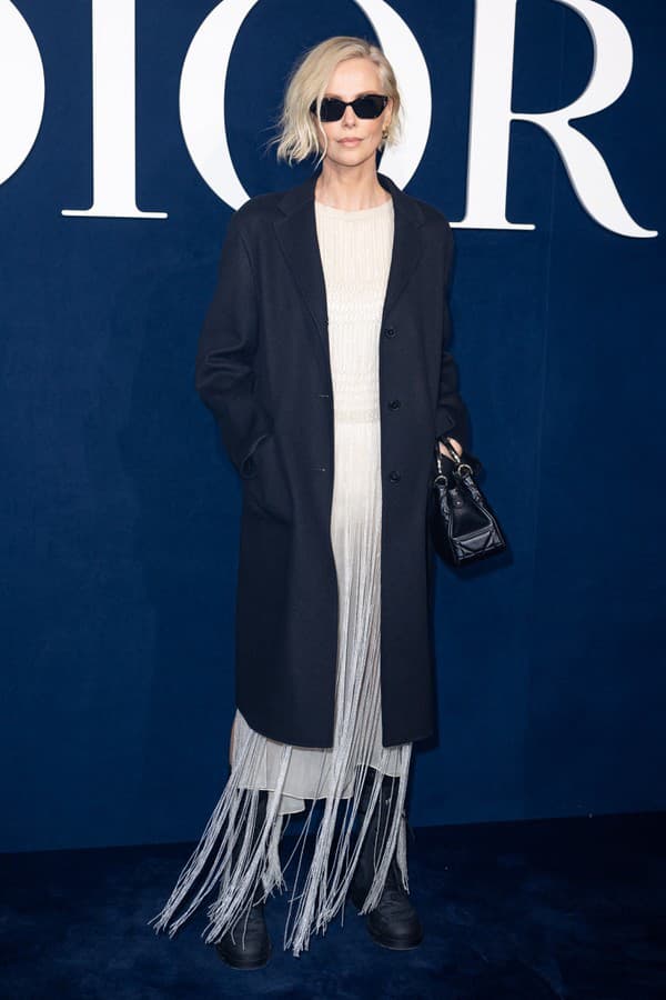 Charlize Theron na Paris Fashion Week.
