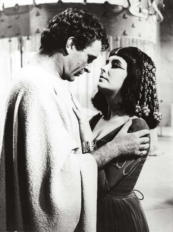 Elizabeth Taylor (Kleopatra) a Richard Burton (Marcus Antonius)
