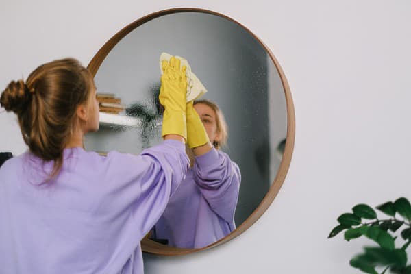 Zrkadlá radšej čistite jemnou handrou (aj keď ich leštenie novinami je osvedčené).