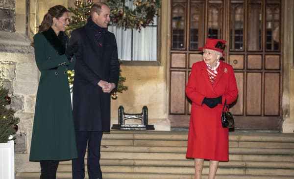 Princ William s Kate Middleton a kráľovnou Alžbetou II.
