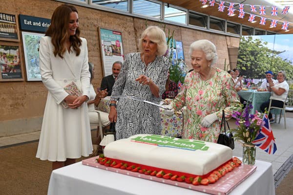 Kráľovná Alžbeta II. a Kate Middleton