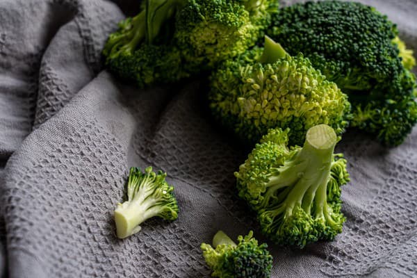 Brokolica je bohatá na vlákninu a antioxidanty.