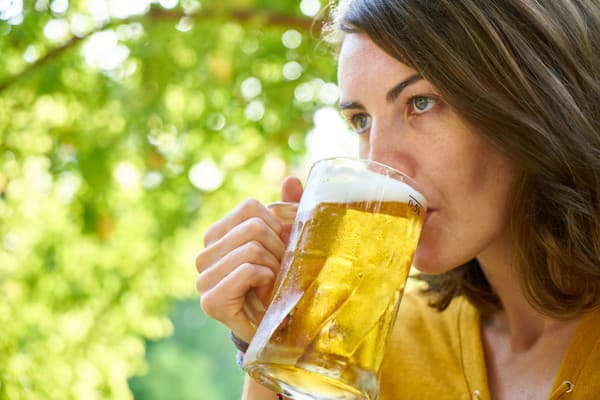 Odporúčaná denná dávka piva pre ženy je 0,3 litra (teda jedno malé).
