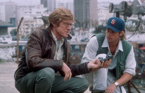 Robert Redford a Brad Pitt star vo filme 'Spy Game'. 