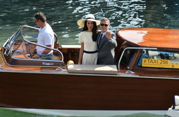 Amal a George Clooney po civilnom svadobnom obrade v Benátkach.