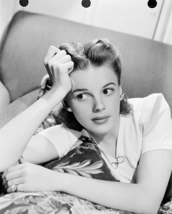 Judy Garland zomrela vo veku 47 rokov na predávkovanie liekmi.