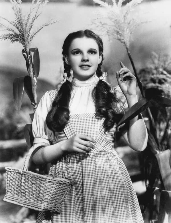 Judy Garland ako pätnásťročná riešila pracovné problémy utišujúcimi liekmi a alkoholom.