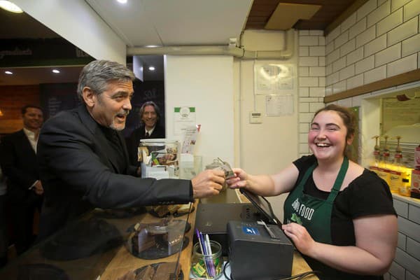 V roku 2015 podporil zamestnancov istého reťazca kaviarní, ktorí boli kedysi bezdomovcami.