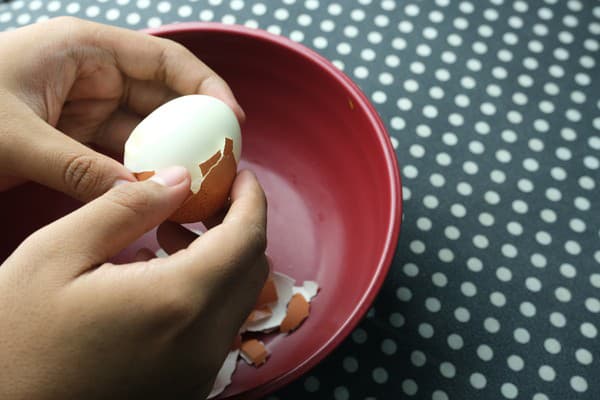 Zvykom býva vajíčko ošúpať a nakrájať podľa počtu členov rodiny.